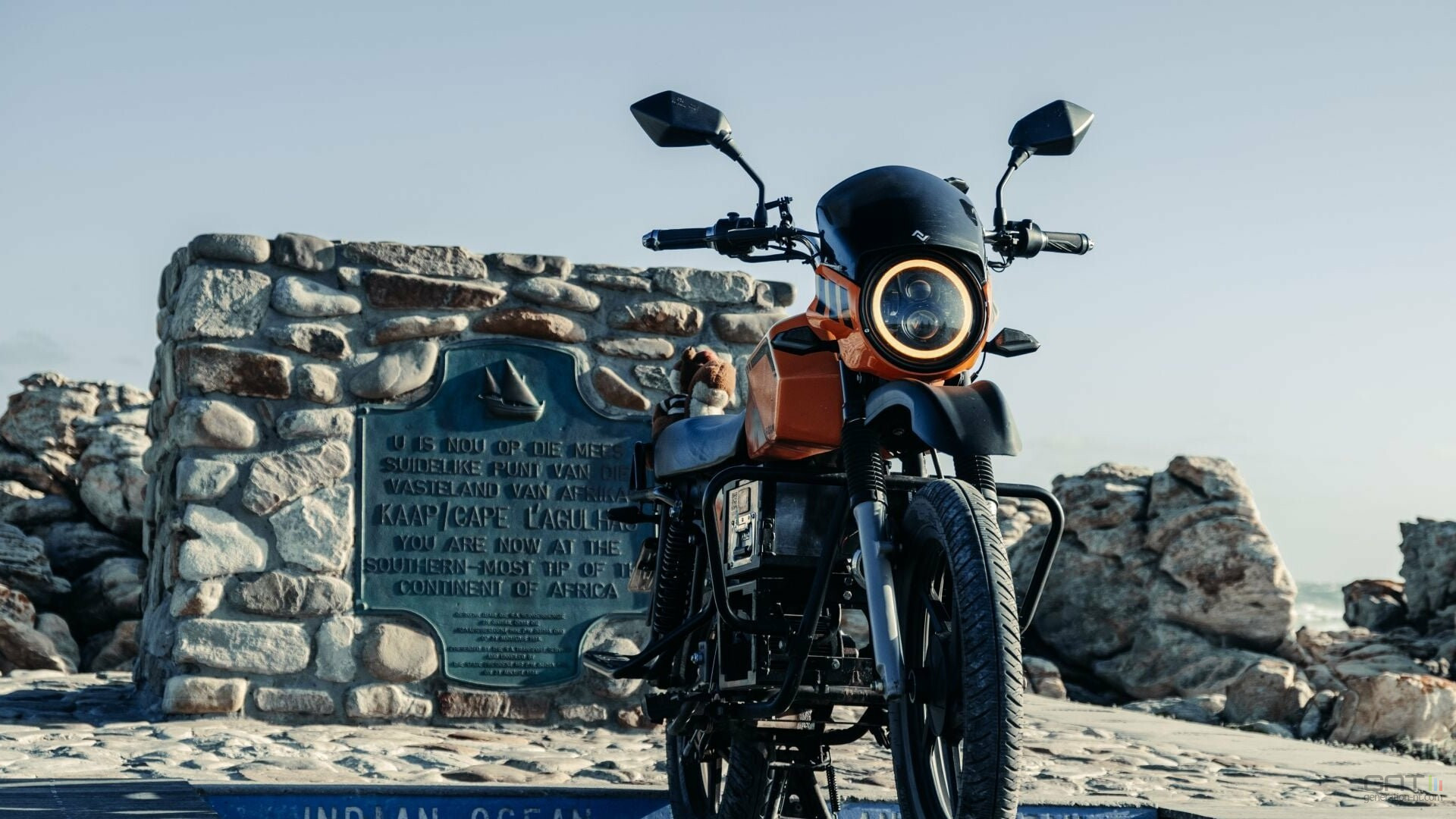 Moto &eacute;lectrique Recharging Hope_01