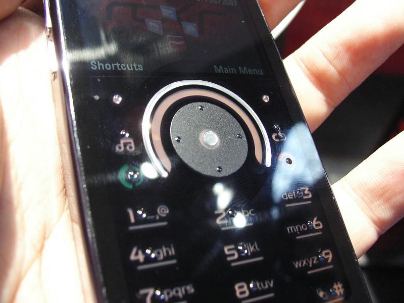 MWC 2008 Motorola Rokr E8 02