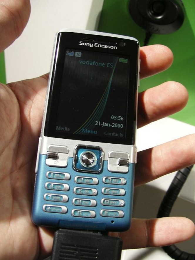 MWC 2008 Sony Ericsson C702 01
