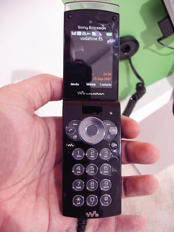 MWC 2008 Sony Ericsson W980 02