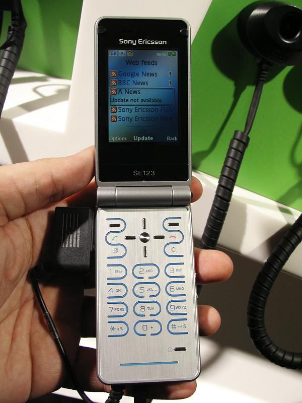 MWC 2008 Sony Ericsson Z770 04