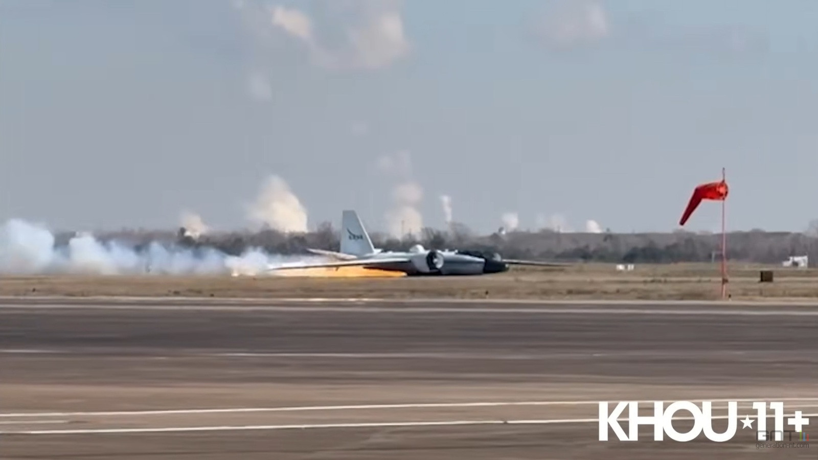 Un avion de recherche de la NASA atterrit sur le ventre dans un déluge de flammes au Texas