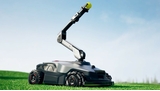 Ce robot tondeuse a un bras pour cueillir les fruits, déplacer les obstacles et jouer avec votre chien
