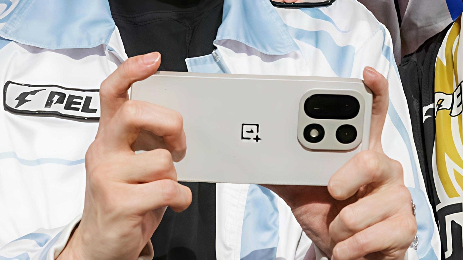 OnePlus 15 live