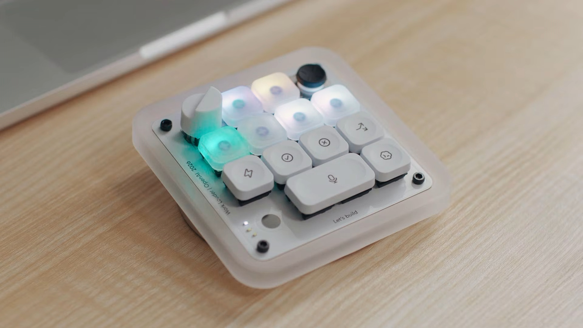 Code X Micro OpenAI lance son premier appareil au nom de Codex Micro