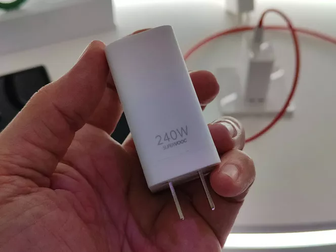 Oppo chargeur 240W