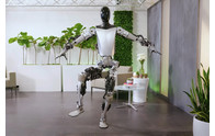 Tesla Bot : les robots humanoïdes bientôt commercialisés, promet Elon Musk