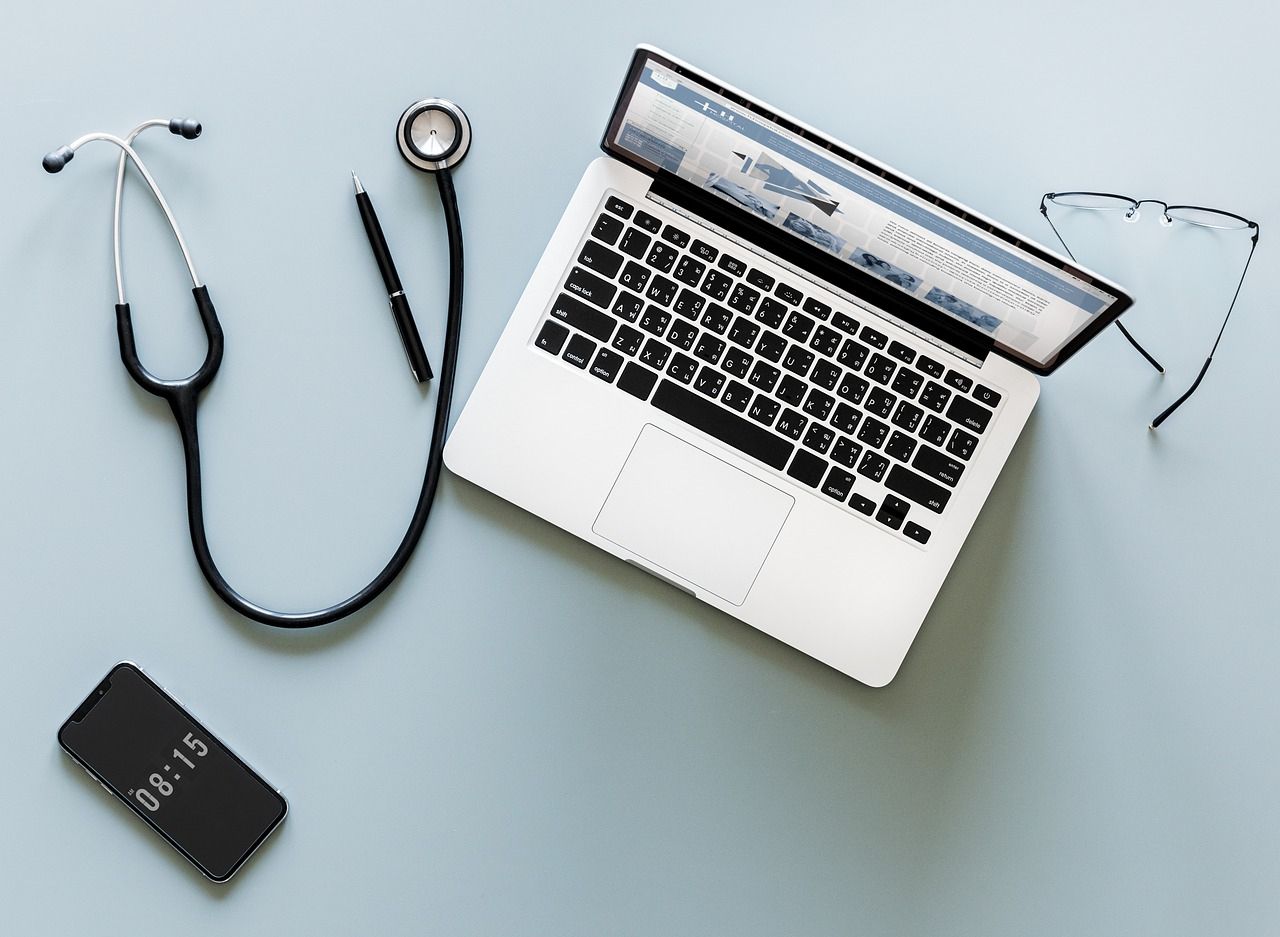 ordinateur-smarpthone-stethoscope