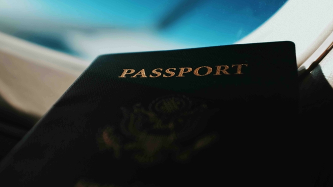 passeport (Blake Guidry : Unsplash).