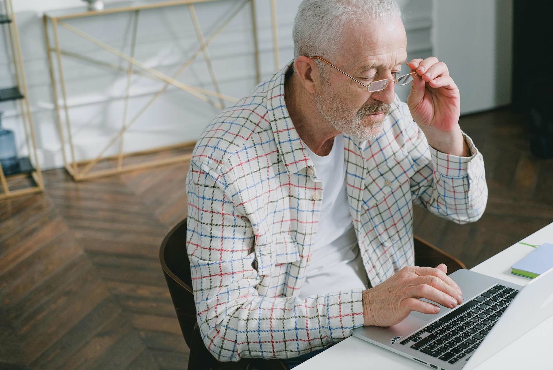 personne a?ge?e ordinateur