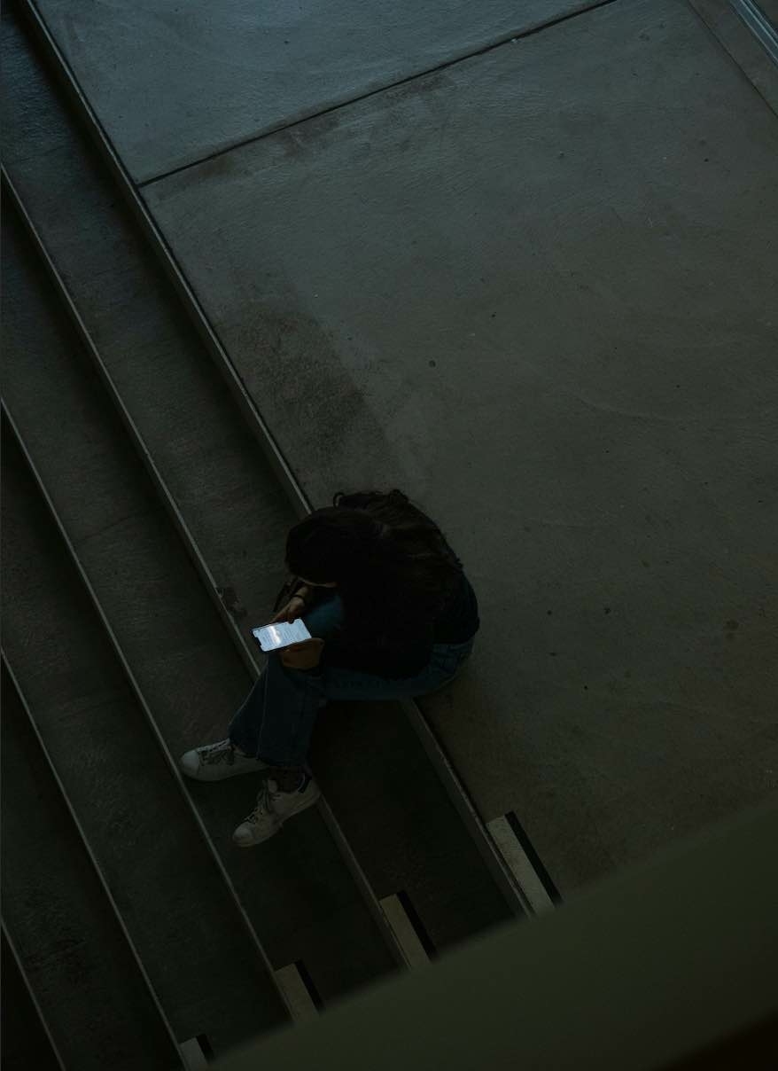 personne seule avec smartphone