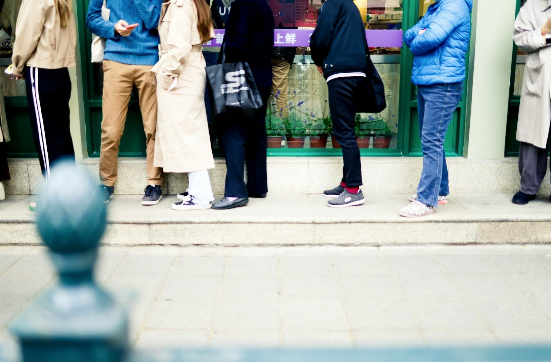 personnes faisant la queue