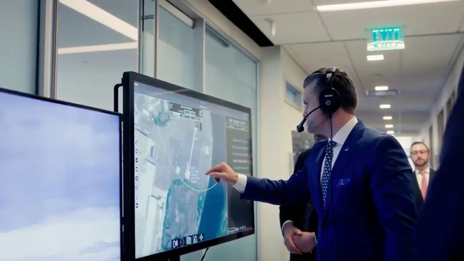 Pete  Hegseth controle helicoptere black hawk