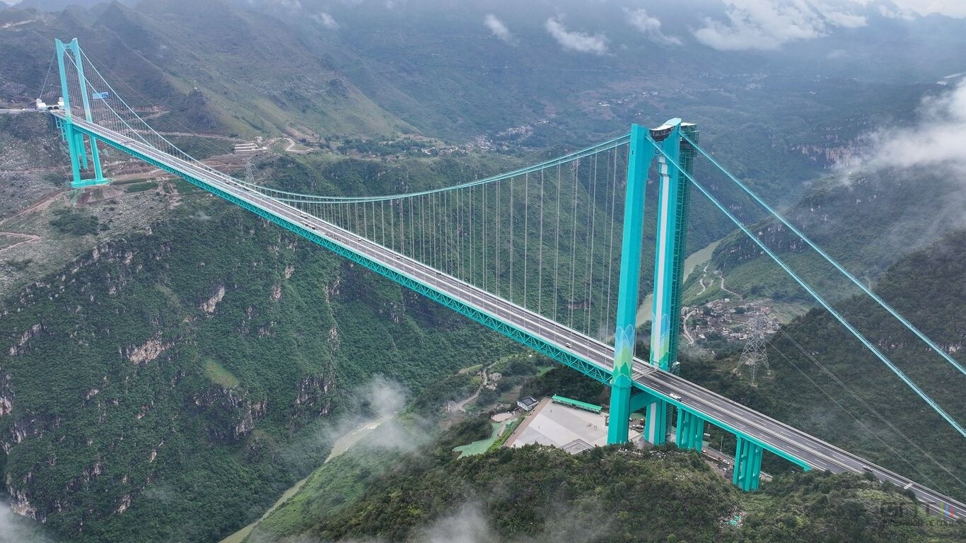 La Chine inaugure le pont le plus haut du monde, à 625 mètres au-dessus du vide