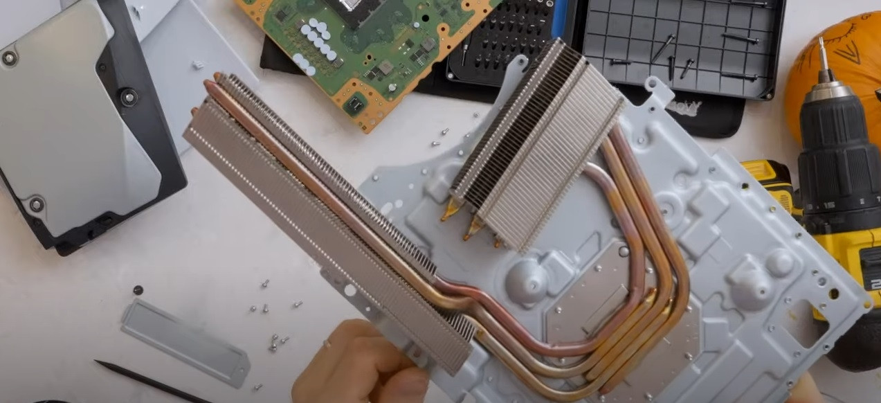 PS5 Slim demontage caloducs