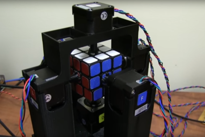 Rubik's-Cube-robot-1-seconde