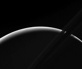 Sur une lune de Saturne, un composant découvert pourrait être une brique d'une vie adaptée au milieu