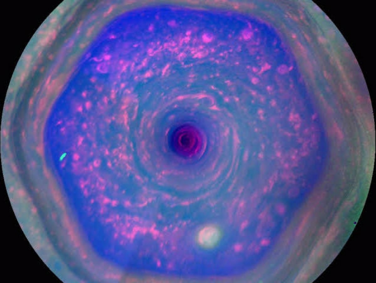 saturne hexagone