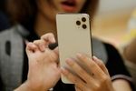 Smartphone dans les mains d'une femme