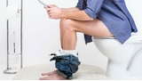 Utiliser son smartphone aux toilettes augmente de 46% le risque d'hémorroïdes