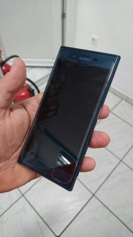 Sony Xperia F8331 (1)