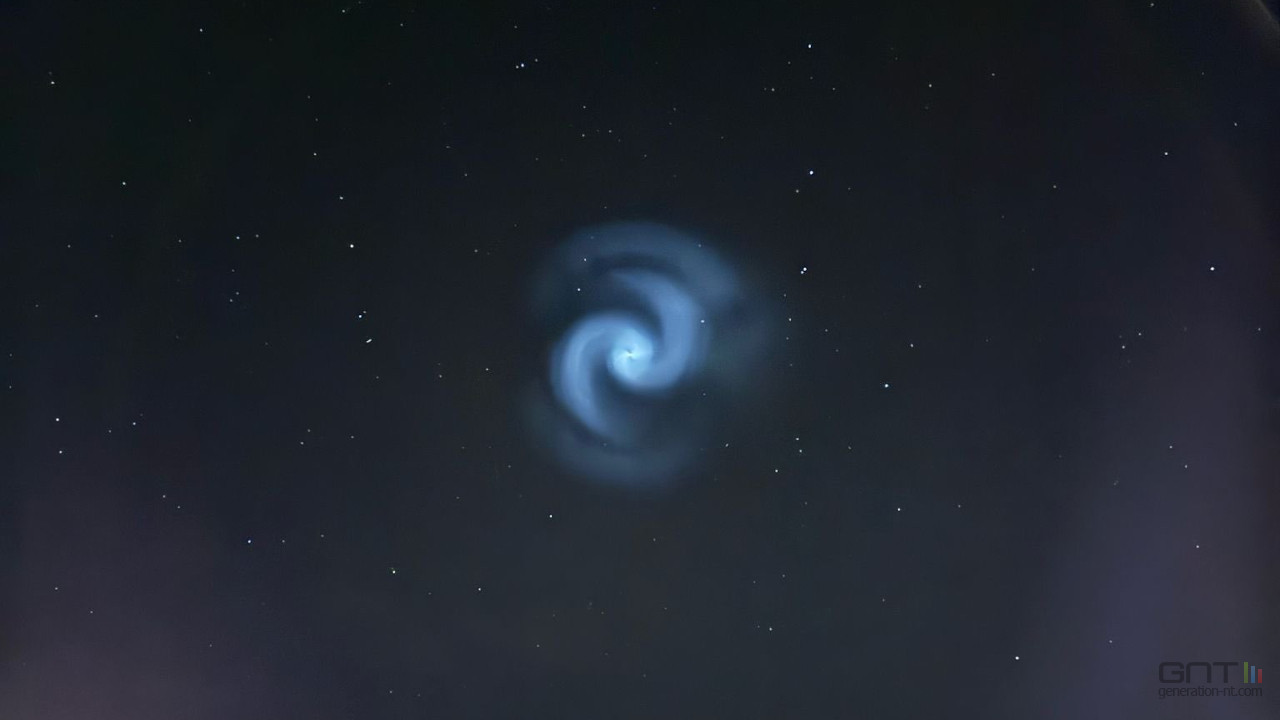 Une étrange spirale bleue illumine le ciel nocturne