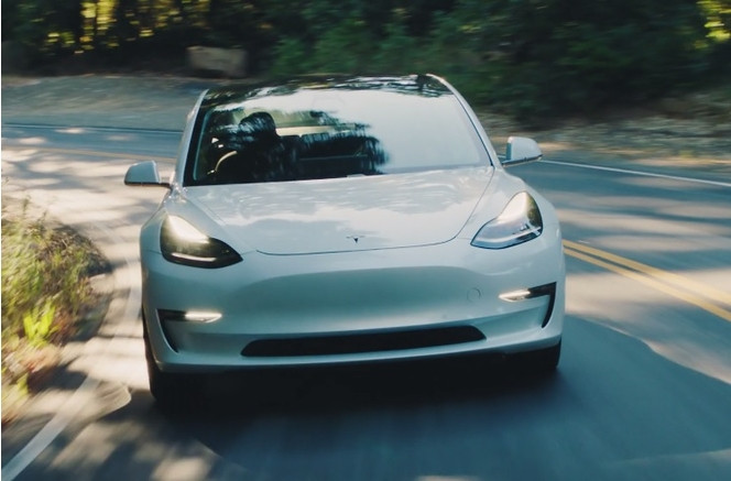 Tesla Model 3 : la fonction Summon pour laisser le vÃ©hicule se garer seul est activÃ©e