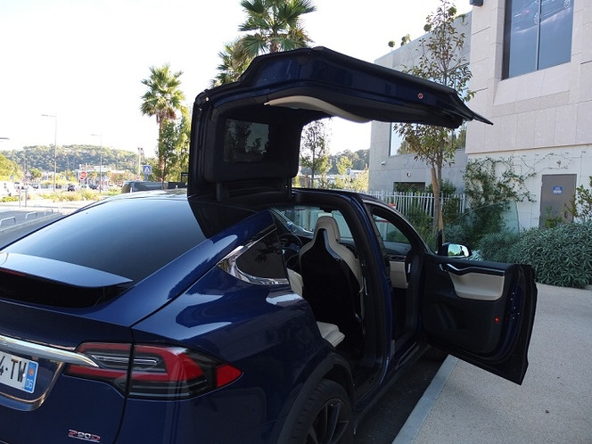Tesla Model X Falcon Wing 02