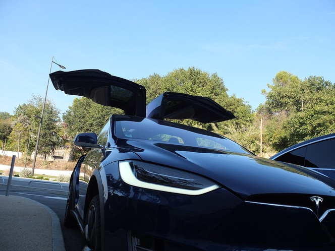 Il roule plus de 320 000 km avec sa Tesla Model X : quel bilan ?