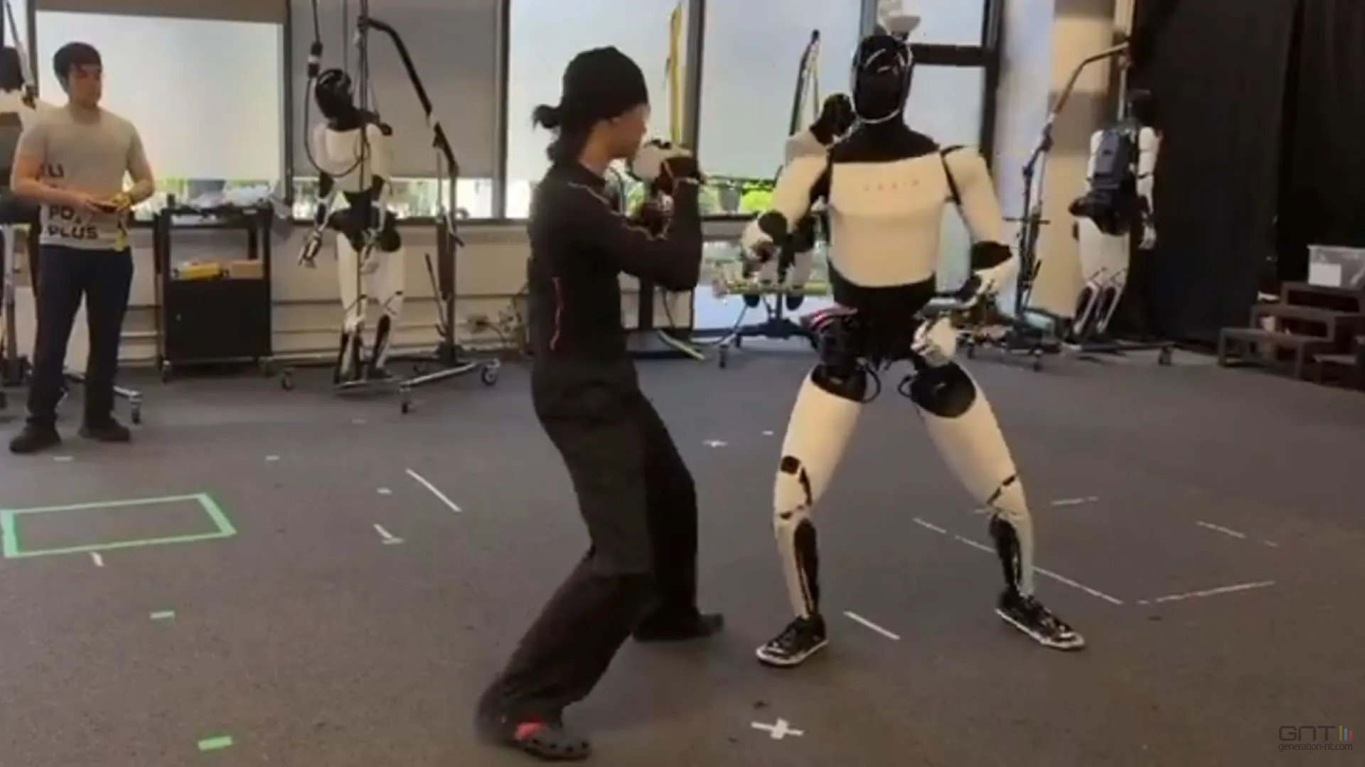 Le robot Optimus de Tesla apprend le Kung Fu et c'est impressionnant