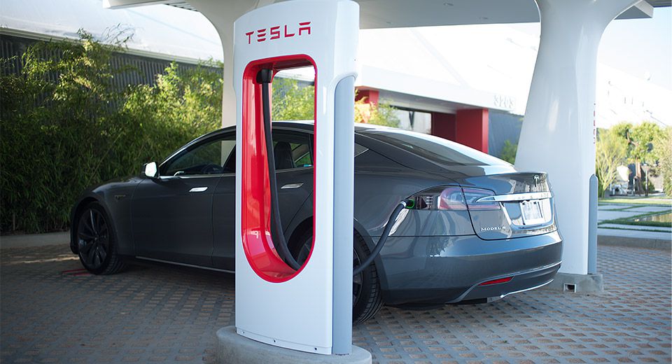 Tesla Supercharger : le réseau de bornes électriques va tripler d'ici 2023