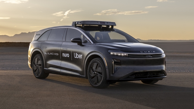 Face à Tesla, Uber se lance aussi dans les robotaxis avec Lucid et Nuro