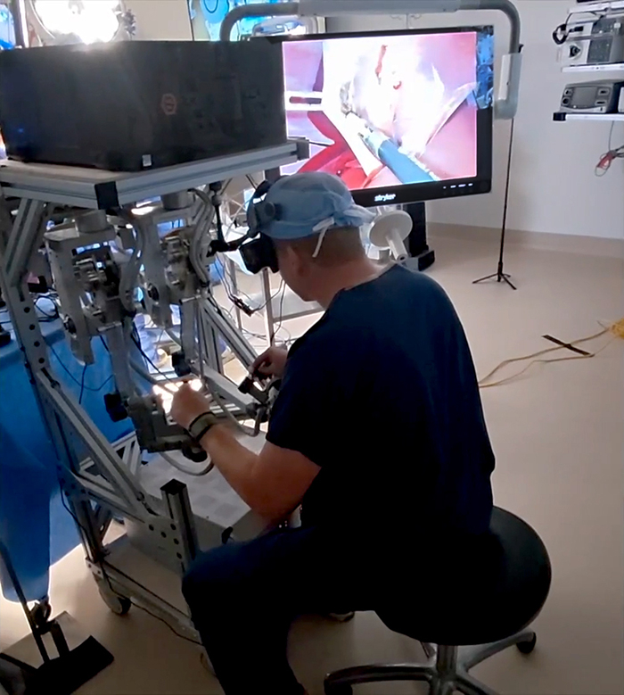 UC San Diego operation surgery homme robot 01
