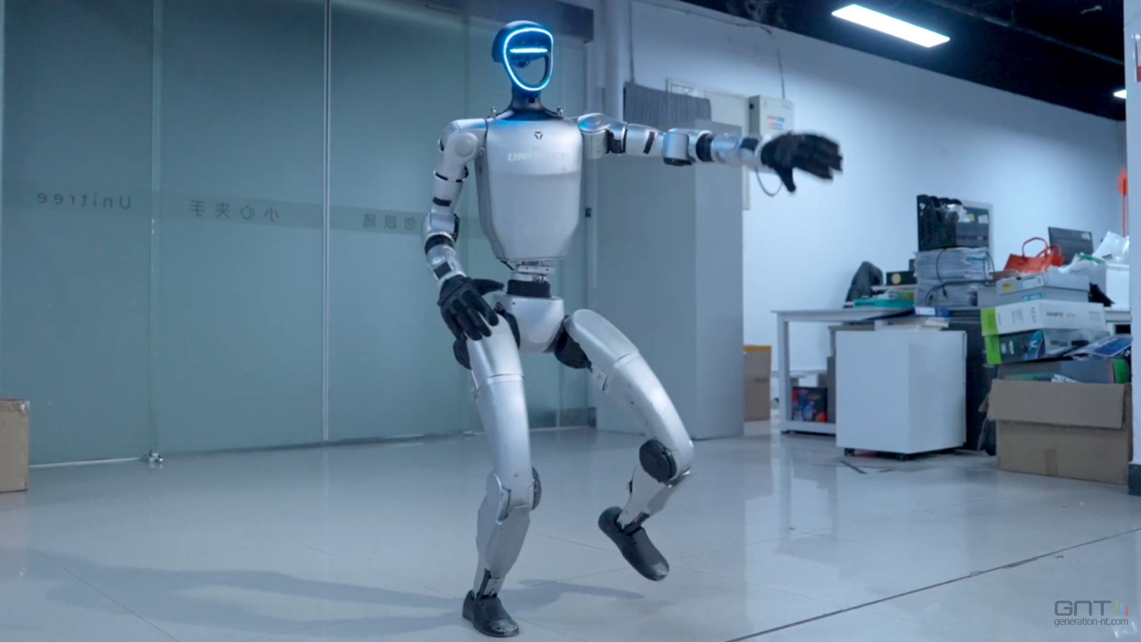 Incroyable : il suffit de porter cette combinaison pour entraîner un robot !