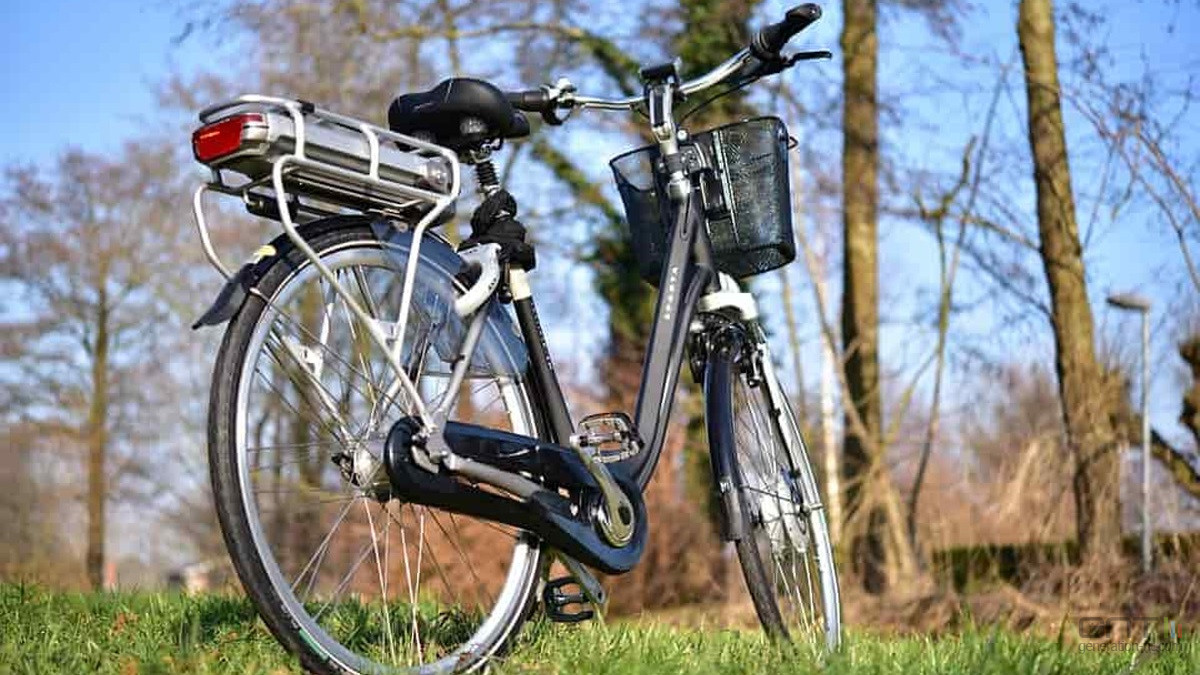 Le casque sera-t-il bientôt obligatoire pour tous les vélos et trottinettes en France ?