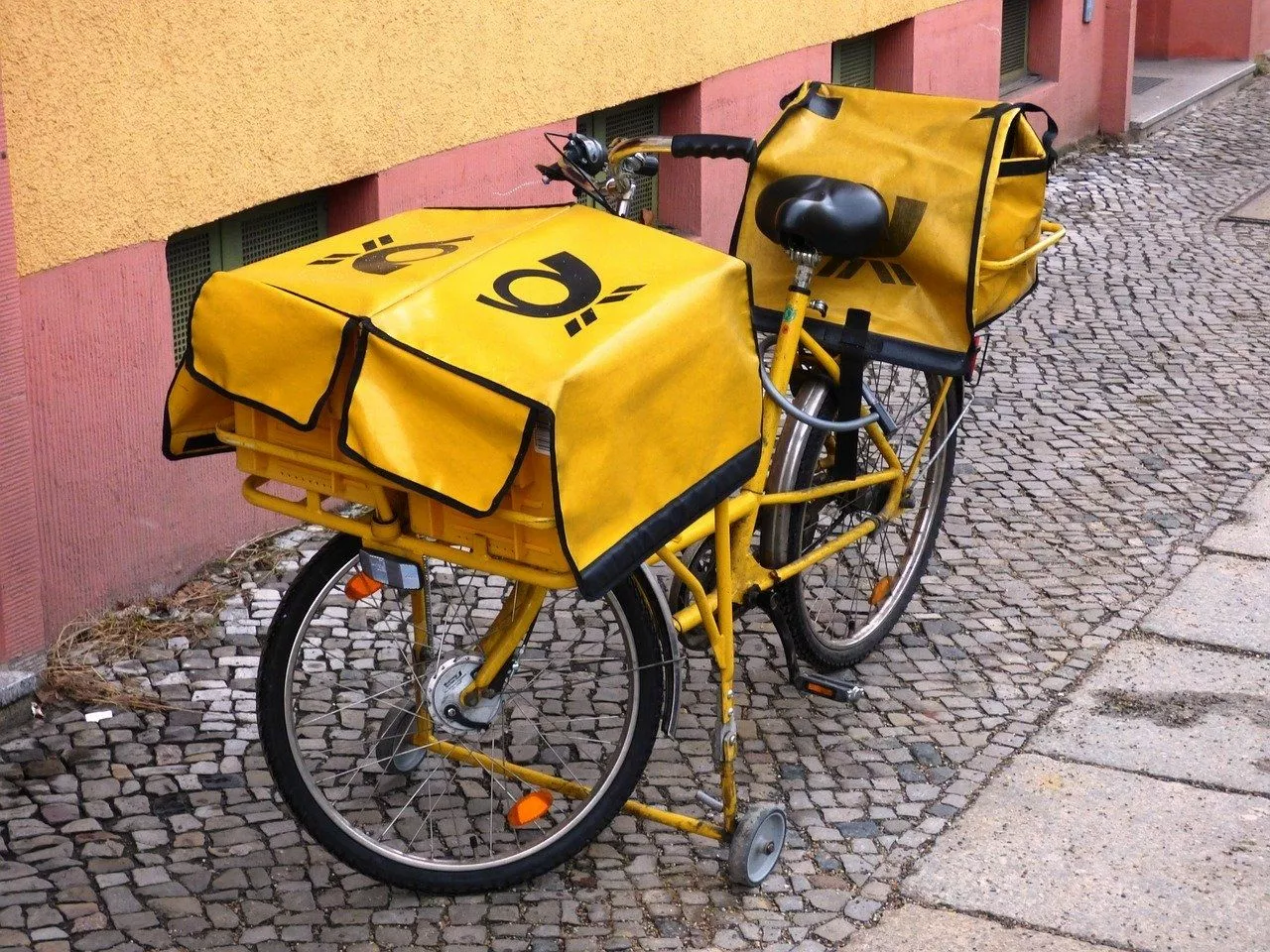 Le traditionnel timbre rouge de La Poste va disparaître : par quoi va-t-il  être remplacé ?