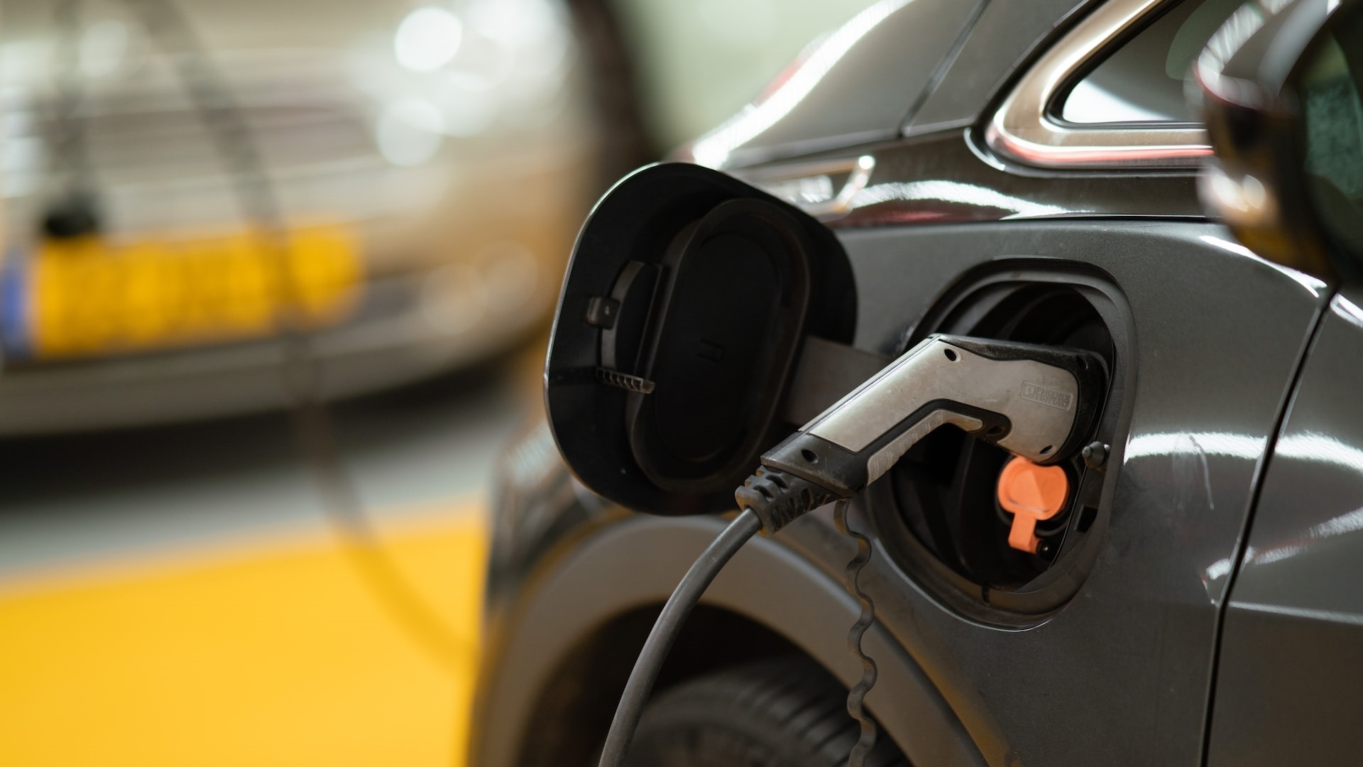 voiture Ã©lectrique recharge michael-fousert-unsplash