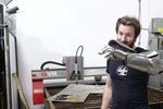 Le Youtubeur HackSmith Industries avec son gant d'Iron Man