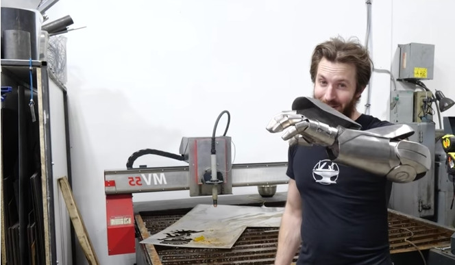 Le Youtubeur HackSmith Industries avec son gant d'Iron Man