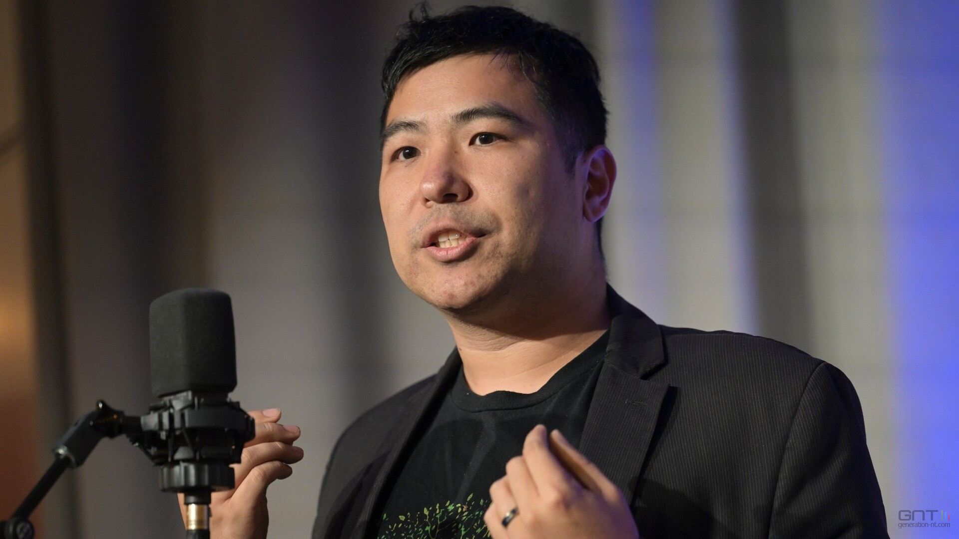 Un mentaliste oublie le mot de passe de la puce implantée dans sa main et se retrouve piégé